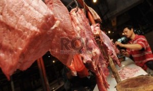 Pedagang daging sapi lokal di Pasar Minggu, Jakarta, Kamis 